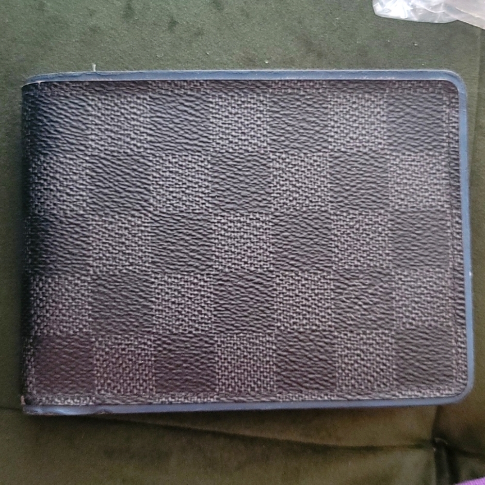 LV Damier Wallet- Authentic 100%